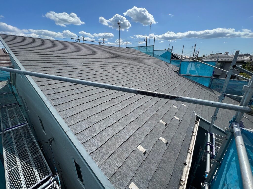 屋根洗浄<br />
（屋根カバー前に洗浄を行い、表面のコケやカビを取りました。）