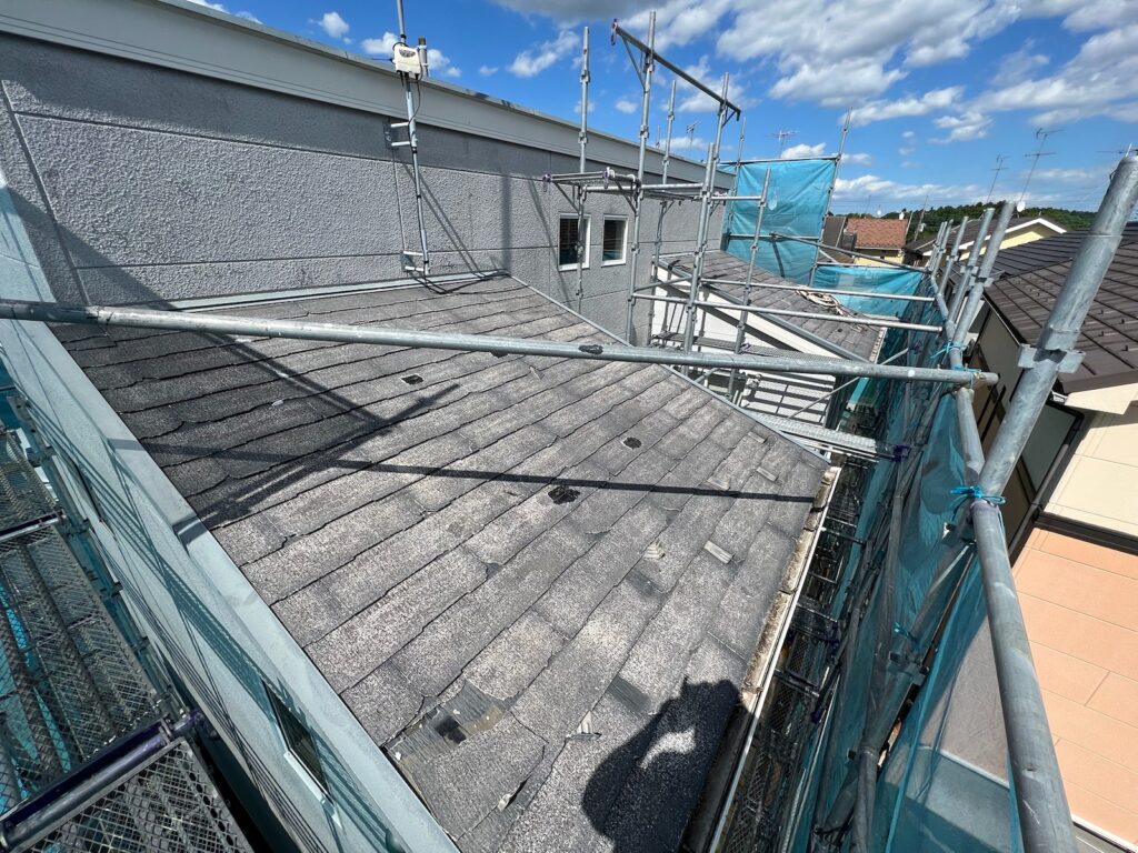 屋根洗浄<br />
（屋根カバー前に洗浄を行い、表面のコケやカビを取りました。）