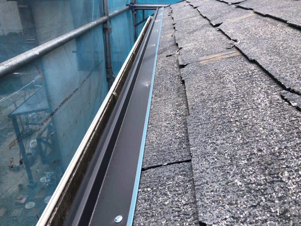 唐草スターター取り付け<br />
（今回はセットバックスターターを使用しました。）