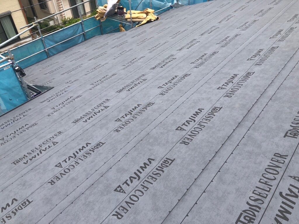 防水シート取り付け<br />
（ビスを使用しない、粘着タイプを使用しました。）