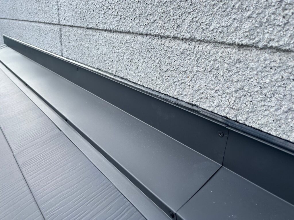 雨押さえ取り付け<br />
（外壁と屋根の取り合い部です。）