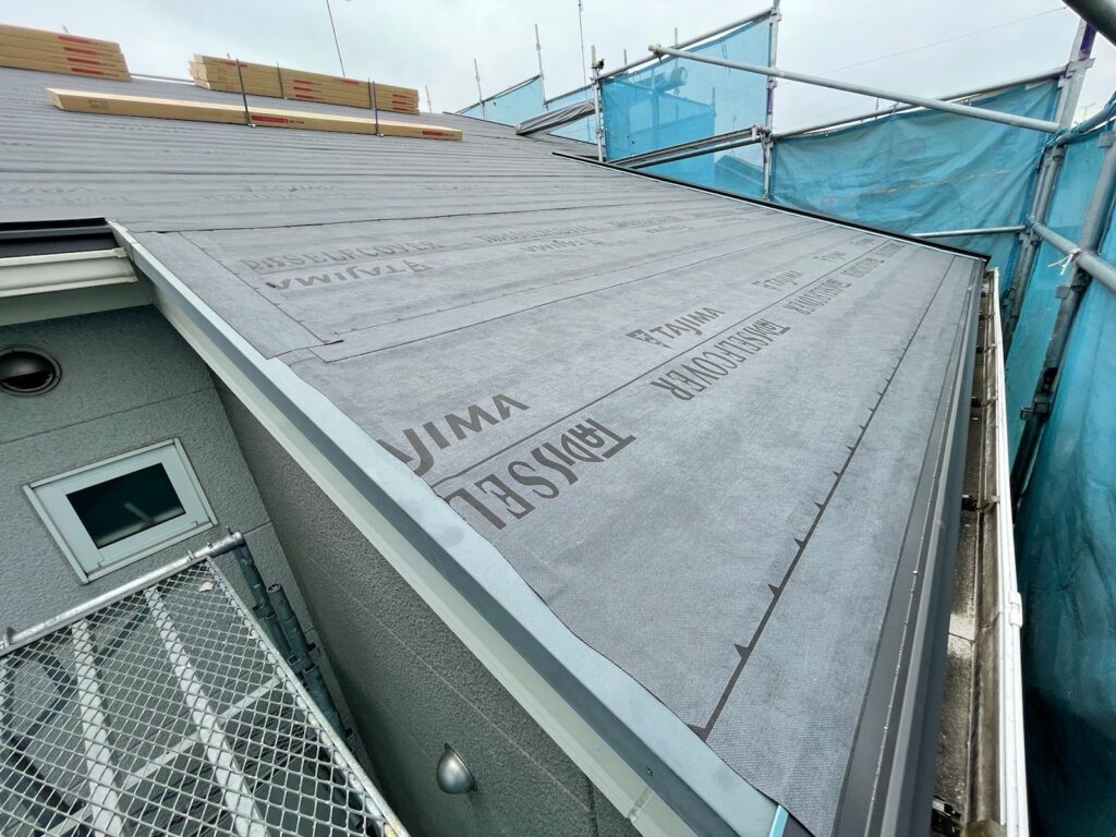 防水シート取り付け<br />
（ビスを使用しない、粘着タイプを使用しました。）