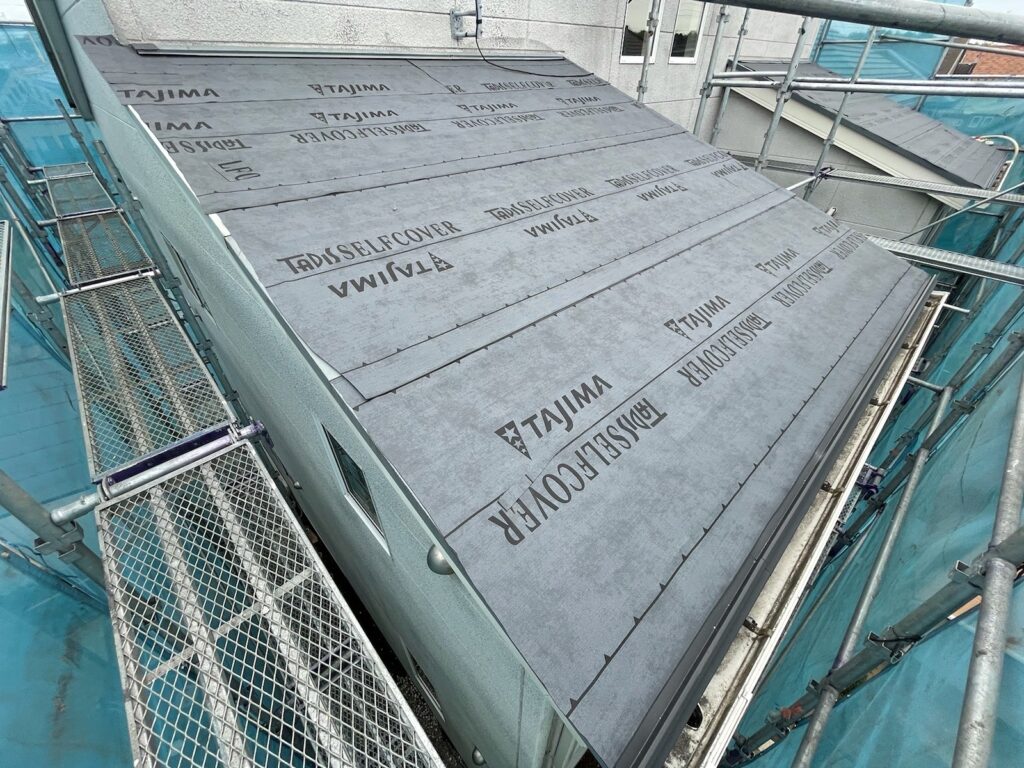 防水シート取り付け<br />
（ビスを使用しない、粘着タイプを使用しました。）