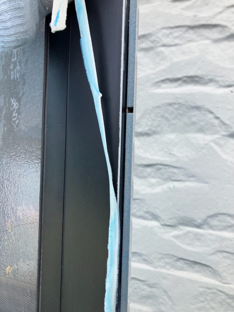 既存のコーキング撤去<br />
（薄い皮までしっかりと撤去しました。）