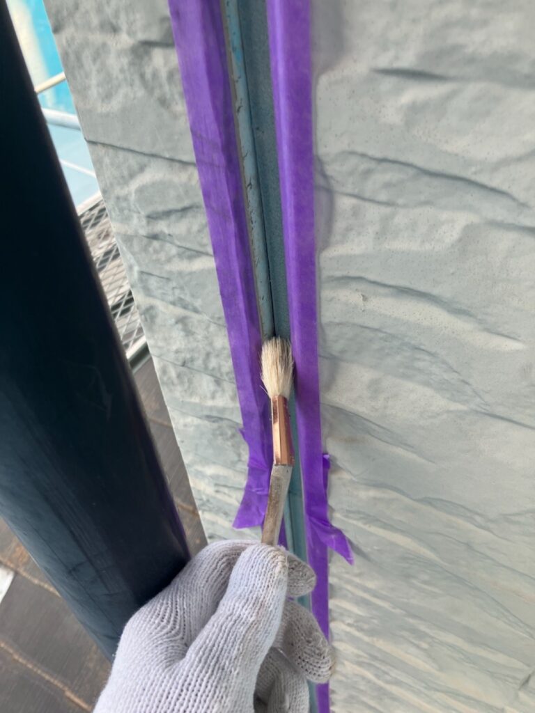 プライマー塗布<br />
（外壁とコーキングを密着させる為の接着剤です。）