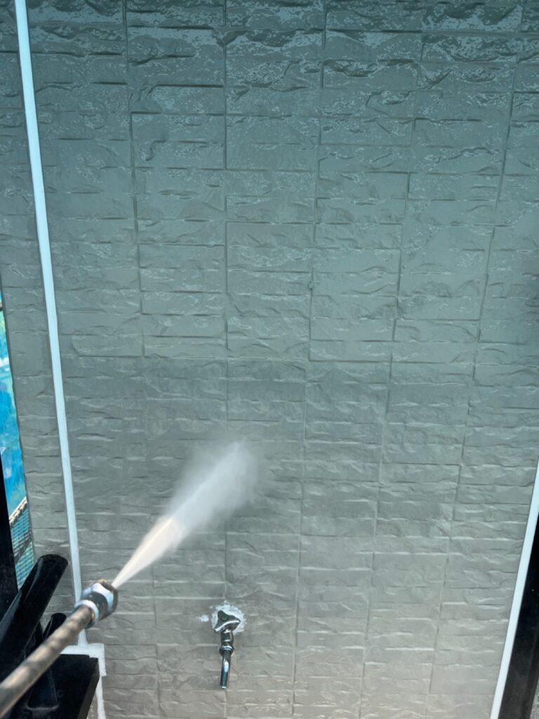 外壁洗浄<br />
（表面のコケやカビをしっかりと落としました。）