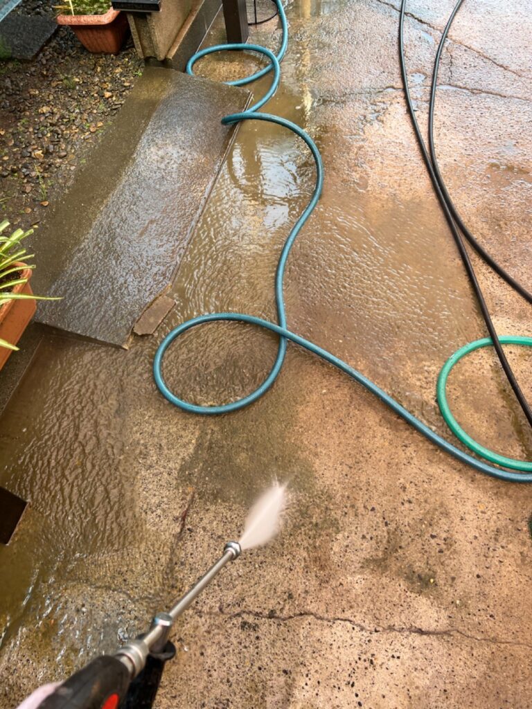 土間洗浄<br />
（駐車場の土間も洗いました。）