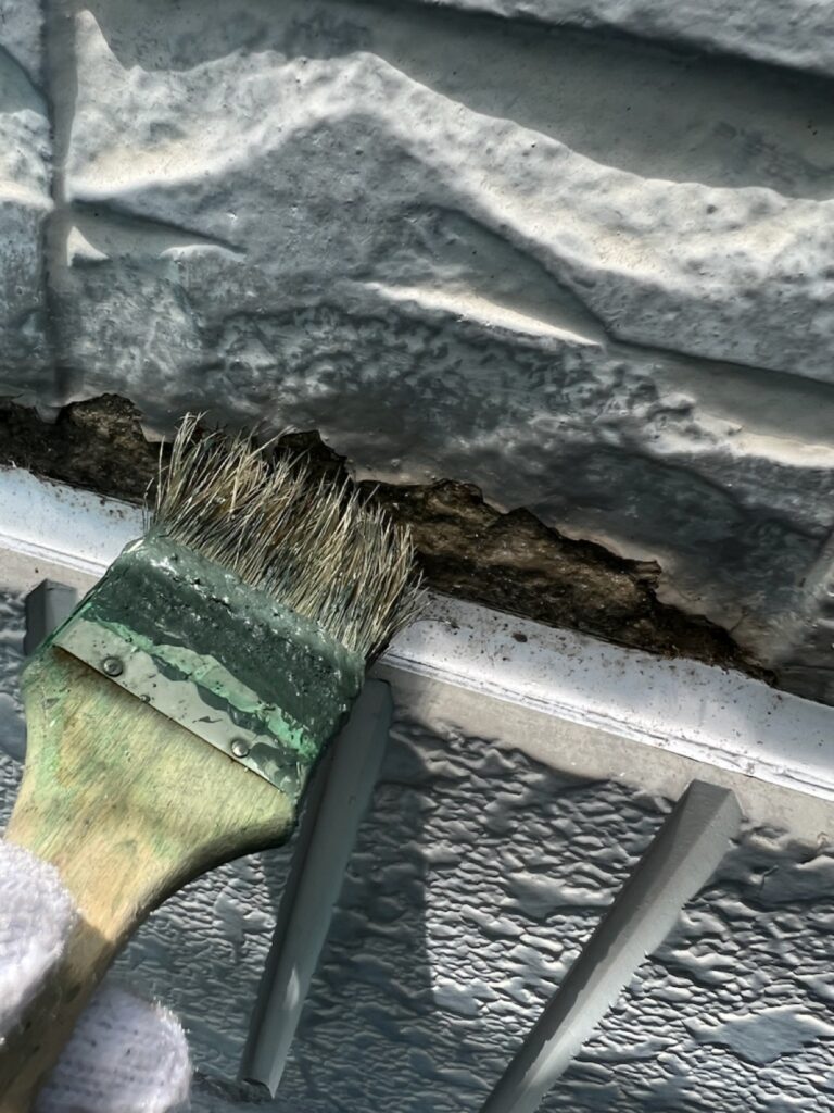 外壁下塗り先行タッチアップ<br />
（既存で剝がれがある箇所は専用のシーラーを塗りました。）