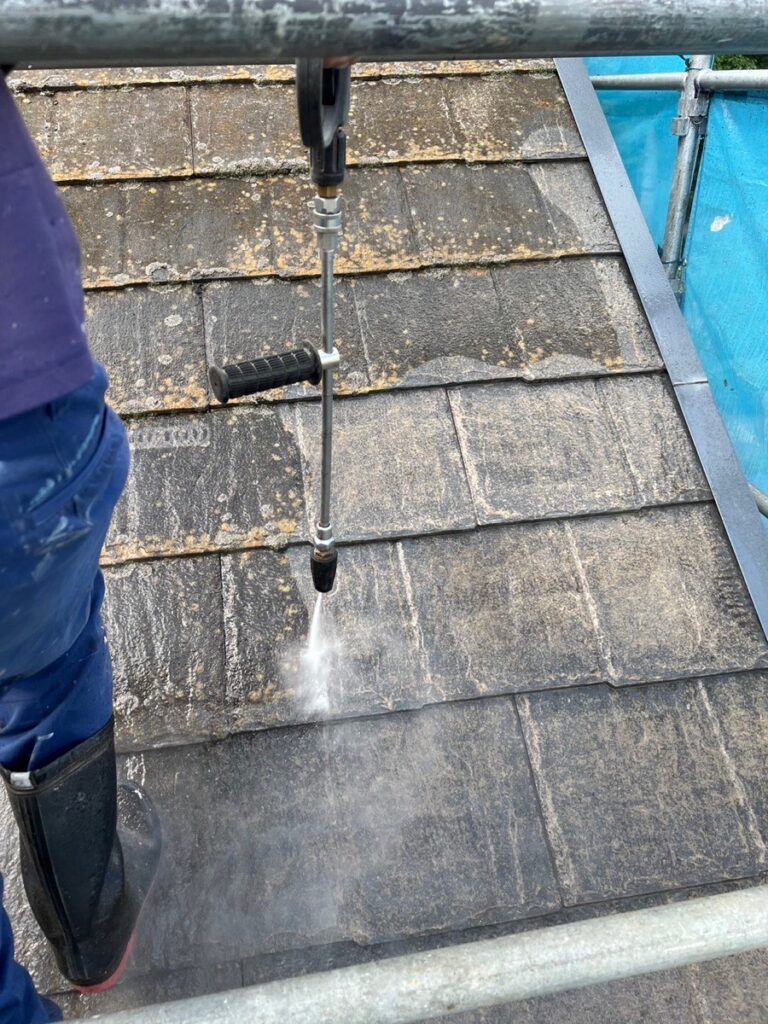 屋根洗浄<br />
（表面のコケやカビをしっかりと落としました。）