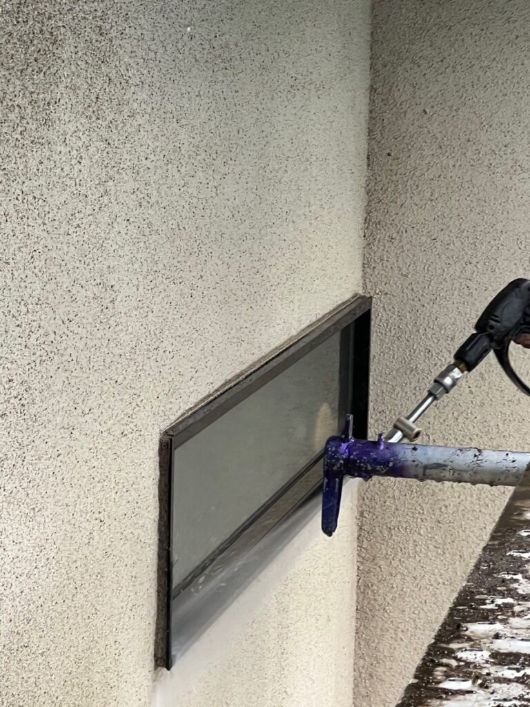外壁洗浄<br />
（表面のコケやカビをしっかりと落としました。）