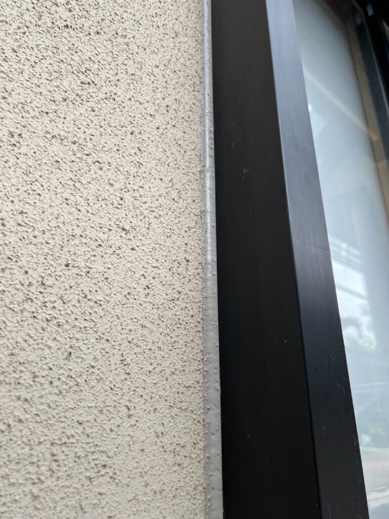 窓周りコーキング打ち込み