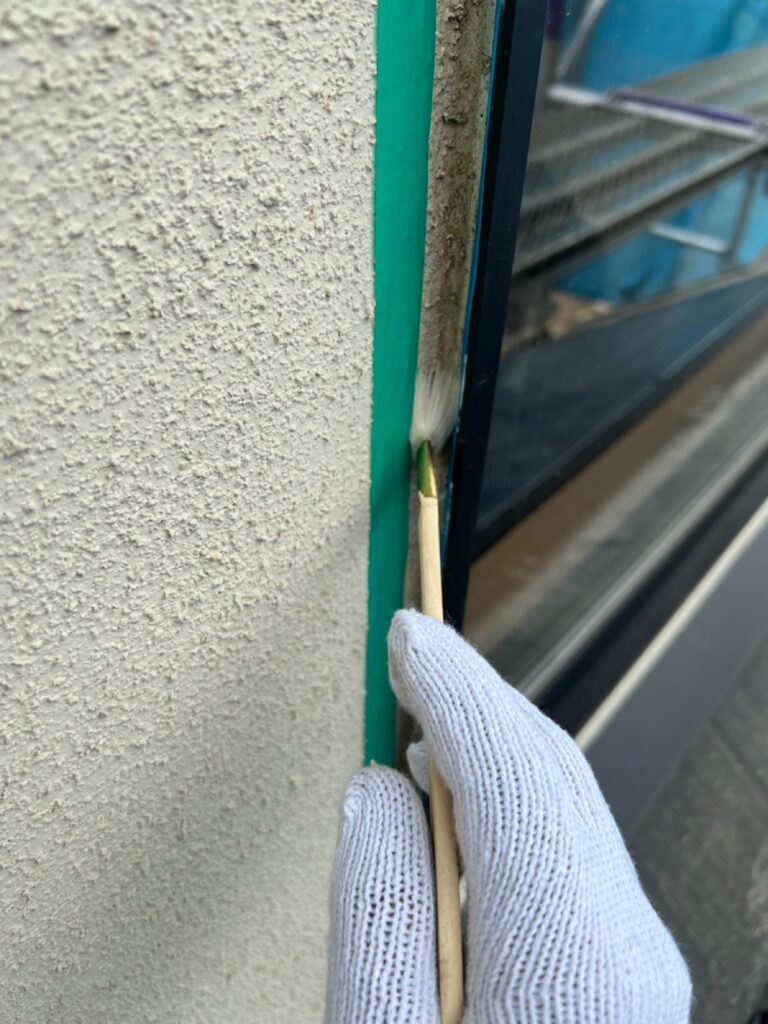 プライマー塗布<br />
（外壁とコーキングを密着させる為の接着剤です。）