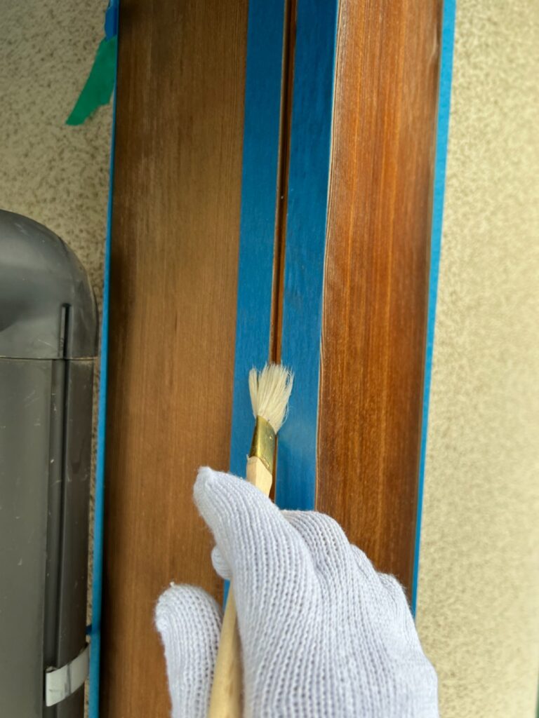 プライマー塗布<br />
（外壁とコーキングを密着させる為の接着剤です。）