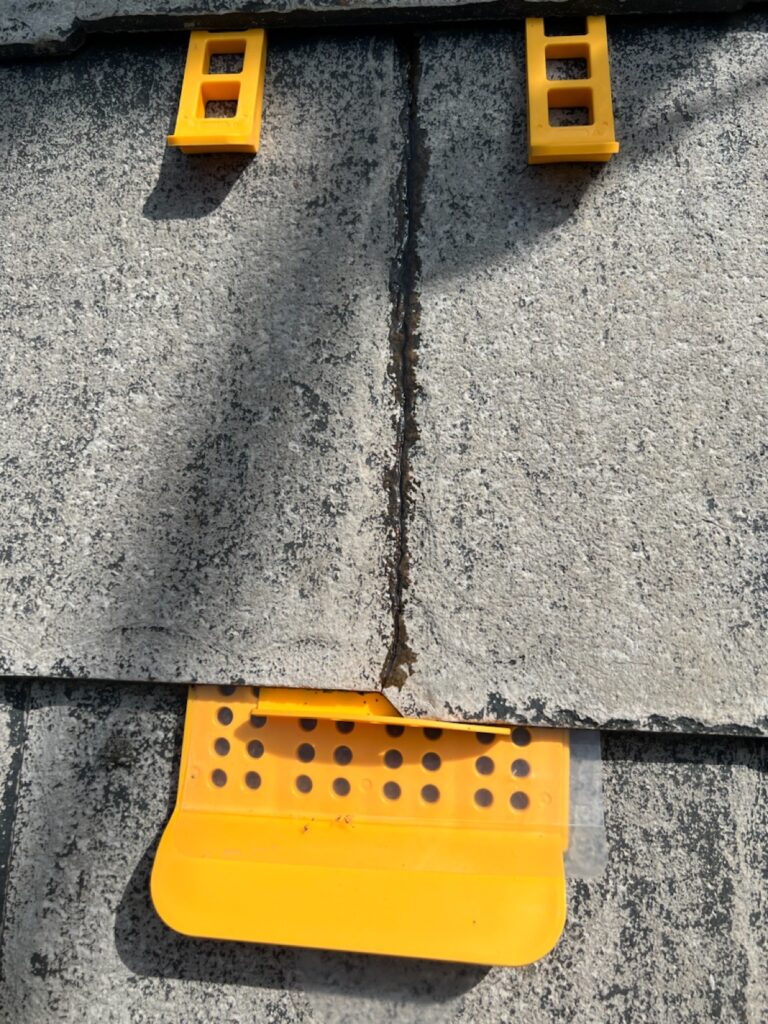 屋根ひび割れ補修<br />
（タスマジックにて中から補修しました。）