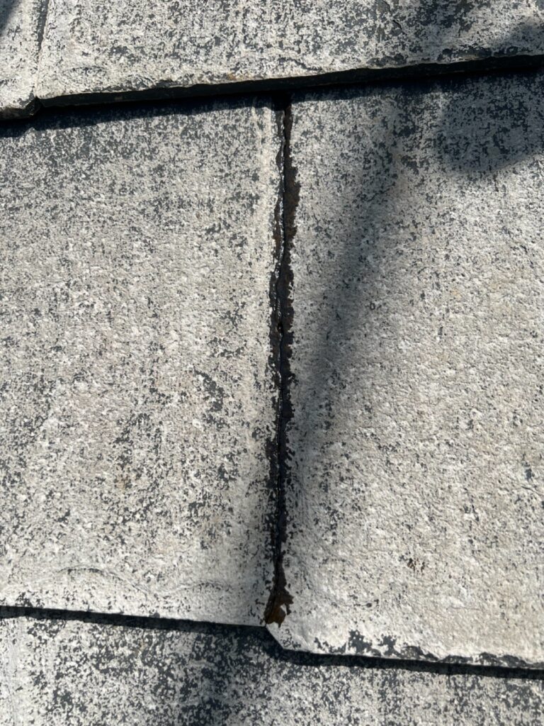 屋根ひび割れ補修<br />
（ひび割れが大きい為、表面はコーキングにて補修しました。）