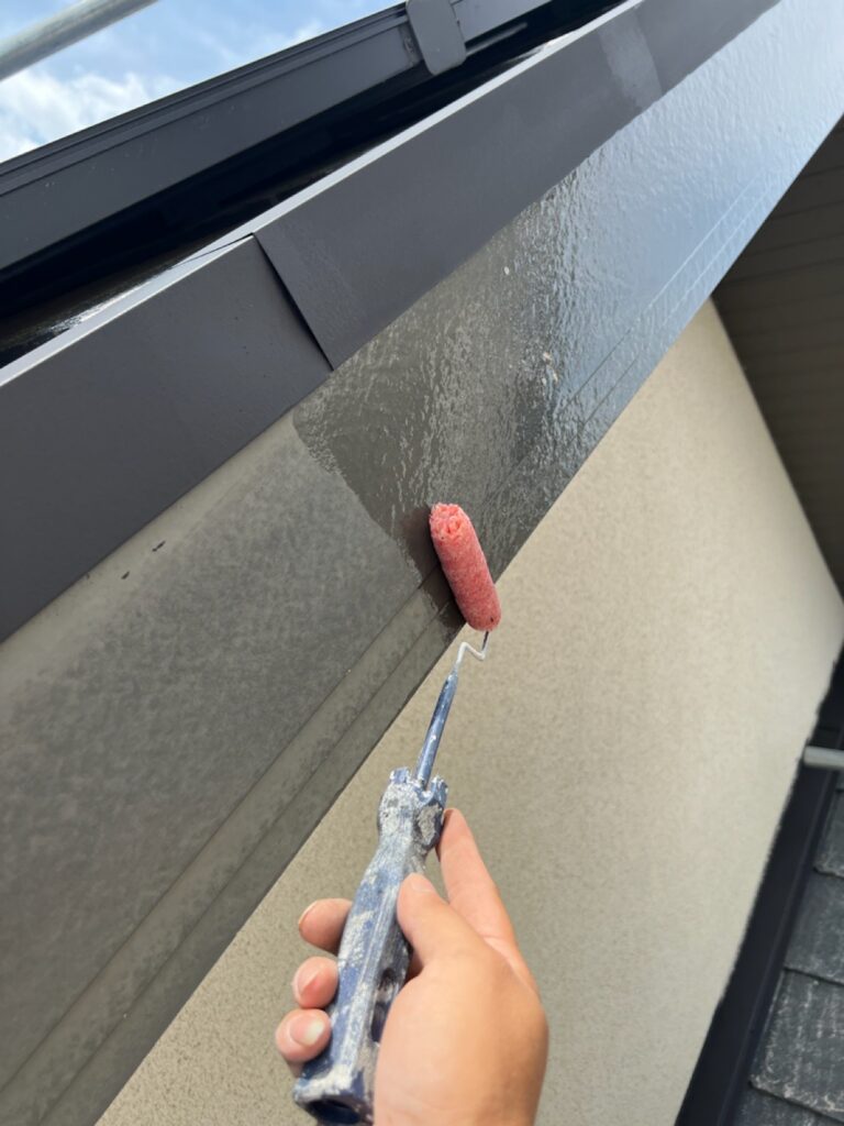 破風板下塗り<br />
（破風板は通常２回塗りが多いいですが、弊社は傷みやすい箇所は専用の下塗りをいれ3回塗りをします。）