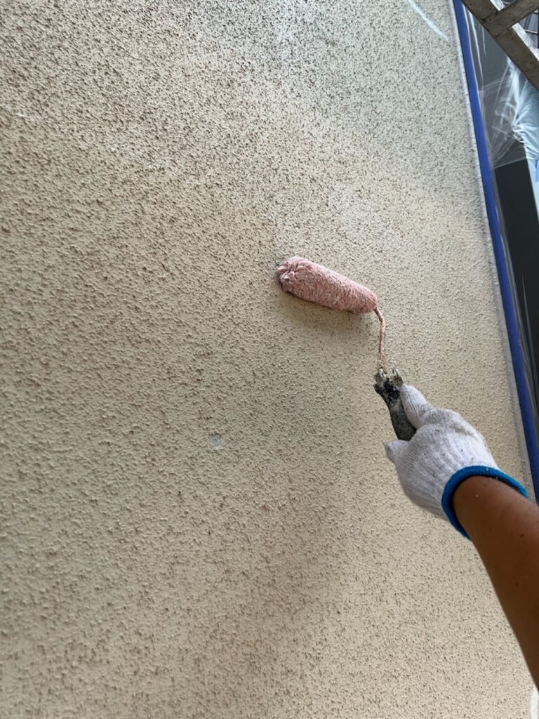 外壁下塗り1回目<br />
（痛みが激しく、塗料の吸込みが確認できました。）