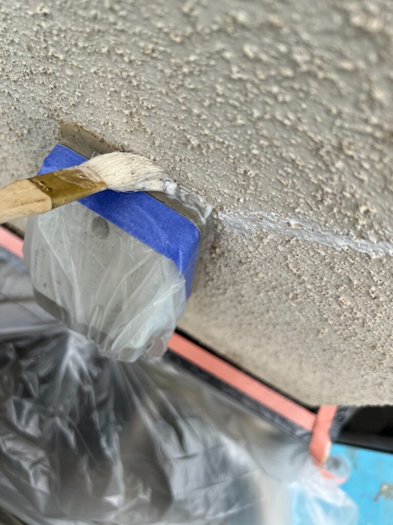 逆プライマー塗布<br />
（シリコンは塗料が密着しない為、専用のプライマーを塗りました。）