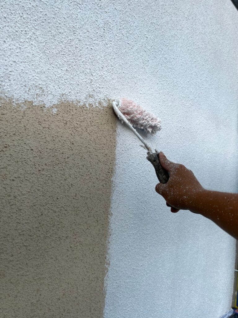 外壁下塗り２回目<br />
（真っ白になるように仕上げました。）