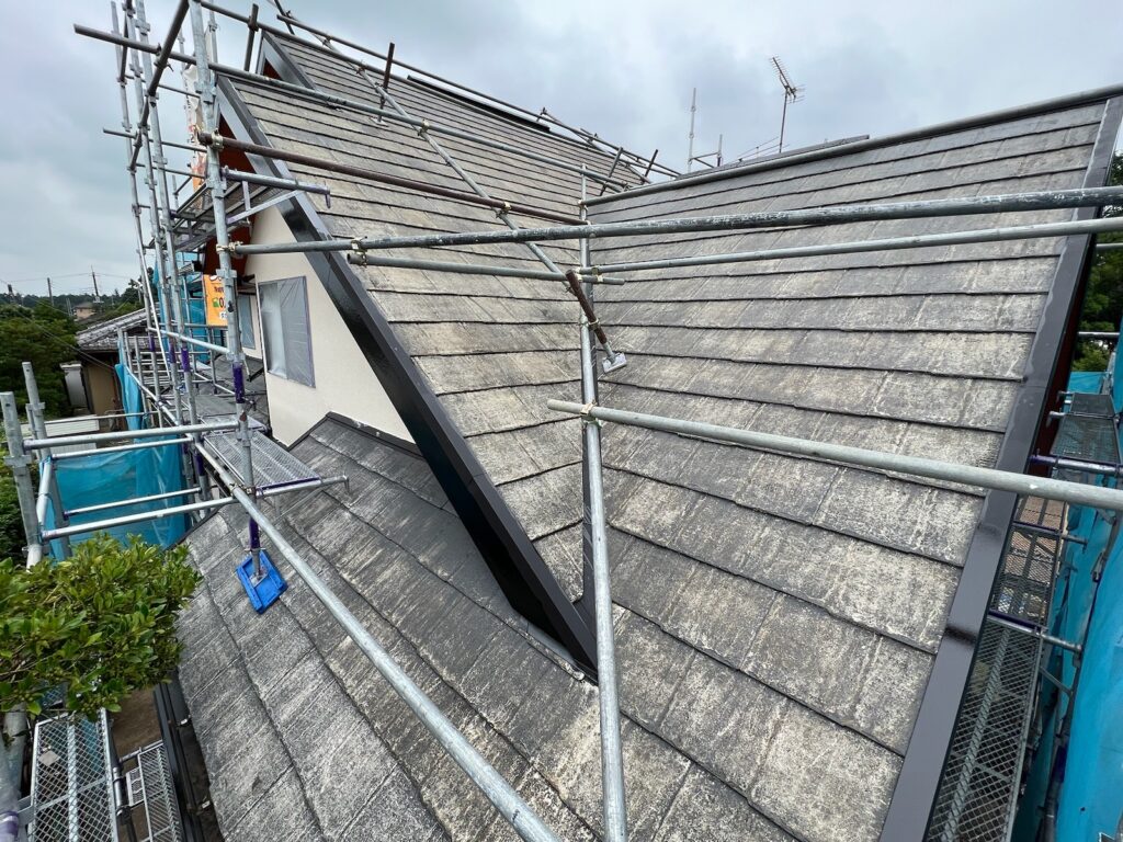 屋根下塗り1回目<br />
（痛みが激しく、塗料の吸込みが確認できました。）