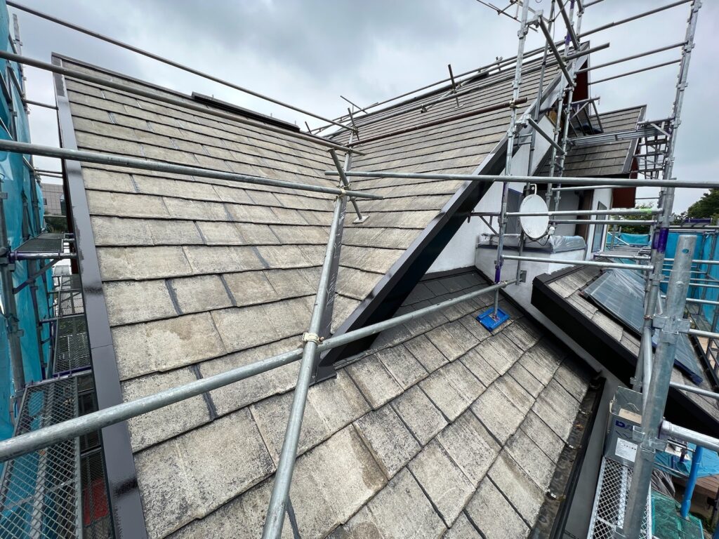 屋根下塗り1回目<br />
（痛みが激しく、塗料の吸込みが確認できました。）