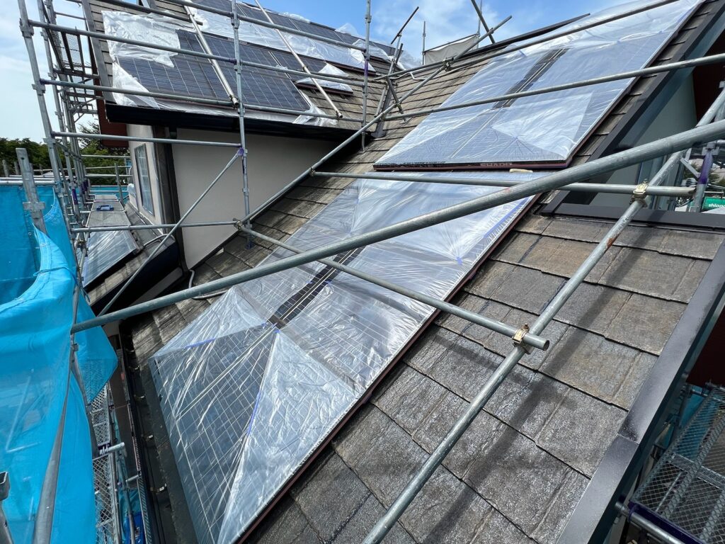 屋根下塗り２回目<br />
（あめ色に仕上がっているので、下塗りが効いています。）