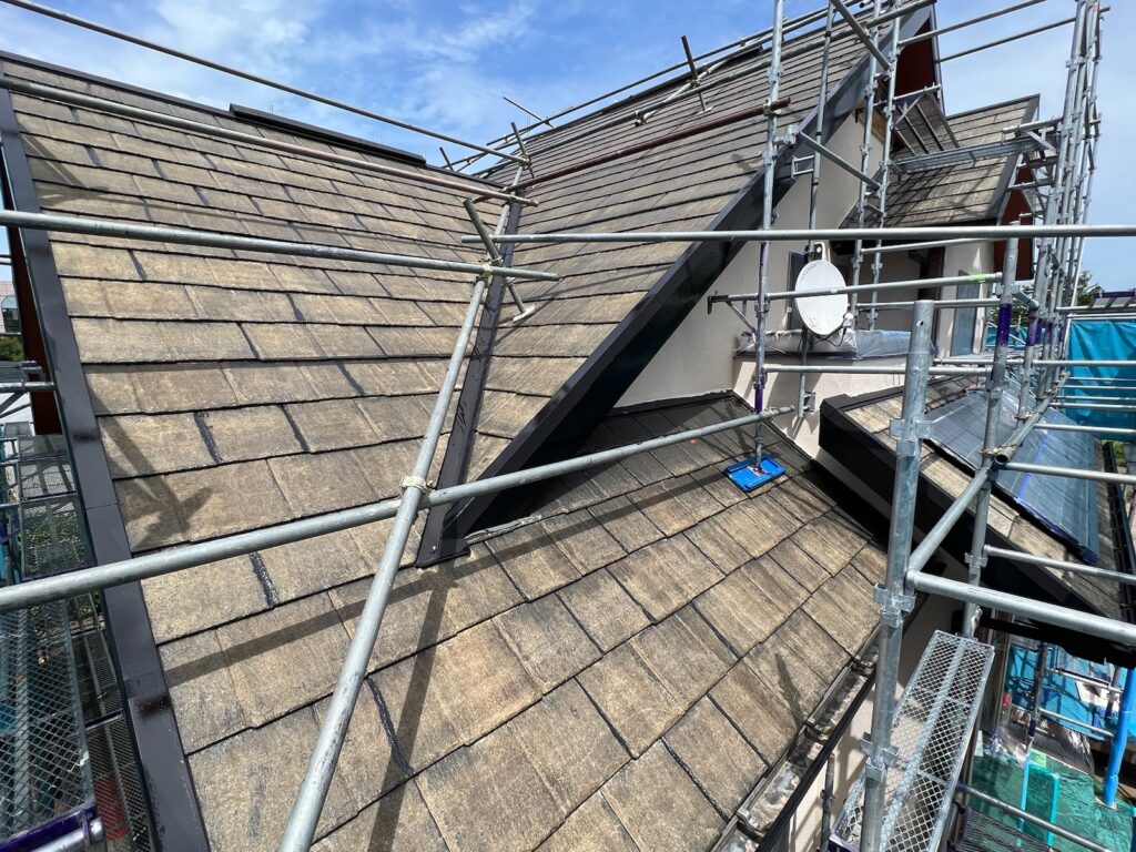 屋根下塗り２回目<br />
（あめ色に仕上がっているので、下塗りが効いています。）