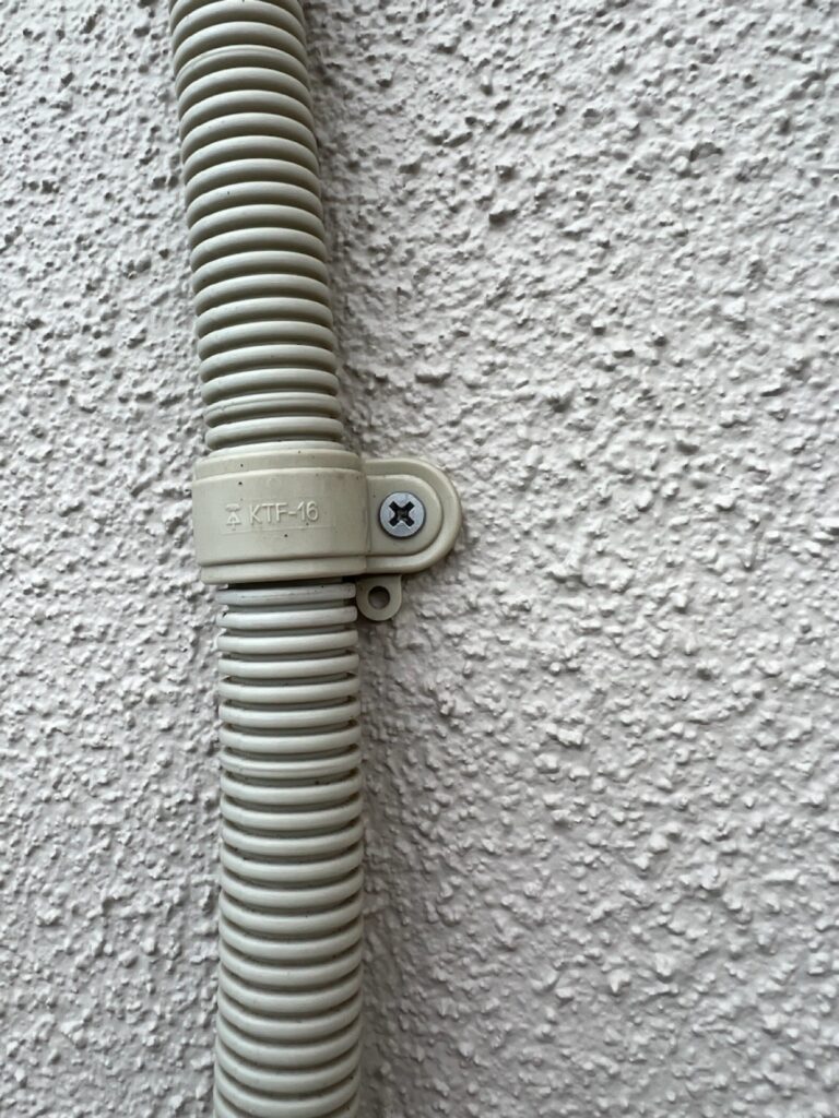 配線ビス交換<br />
（弊社はサービスで錆びた配線ビス交換を行っております。）