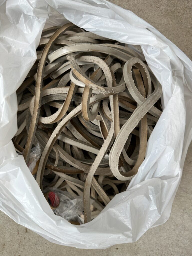 既存のコーキング撤去後