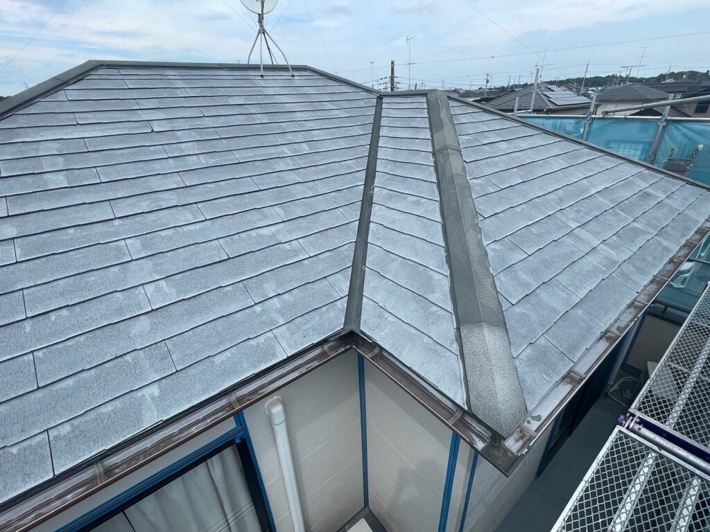 屋根下塗り1回目<br />
（吸われてしまって色が薄く、下塗りが効いていません。)<br />
