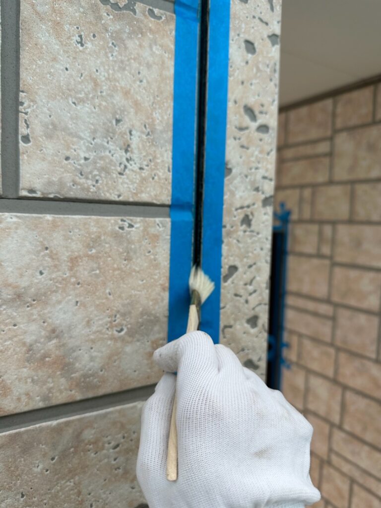 プライマー塗布<br />
（外壁とコーキングを密着させる為の接着剤です。とても重要な工程です。）