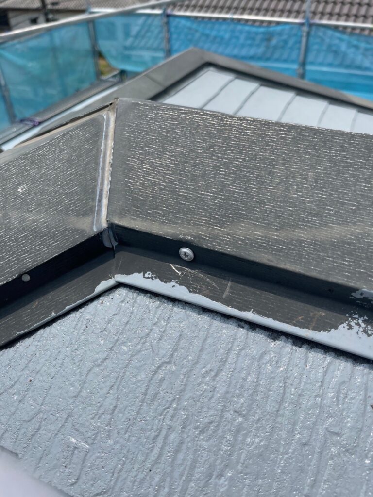 棟板金の釘→パッキン付きビスに交換<br />
（下地補修）