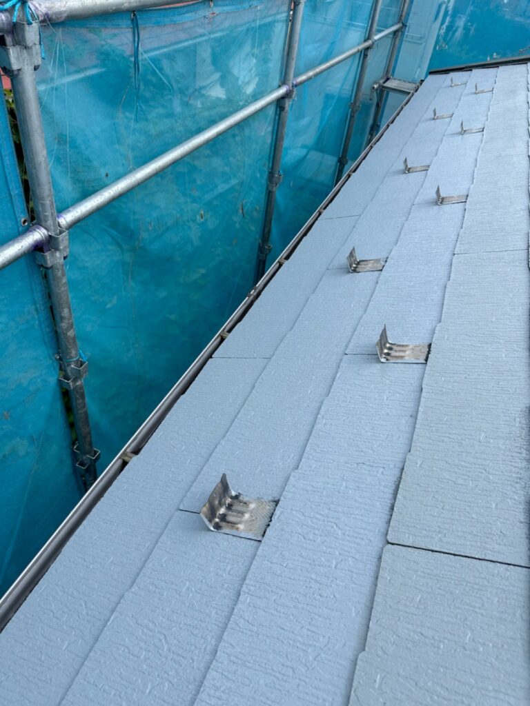 屋根下塗り２回目<br />
（色が濃くなりましたので、下塗りが効いています。）