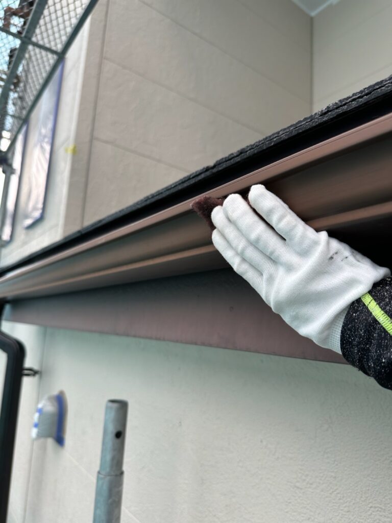 雨樋・鼻隠しケレン<br />
（下地調整）