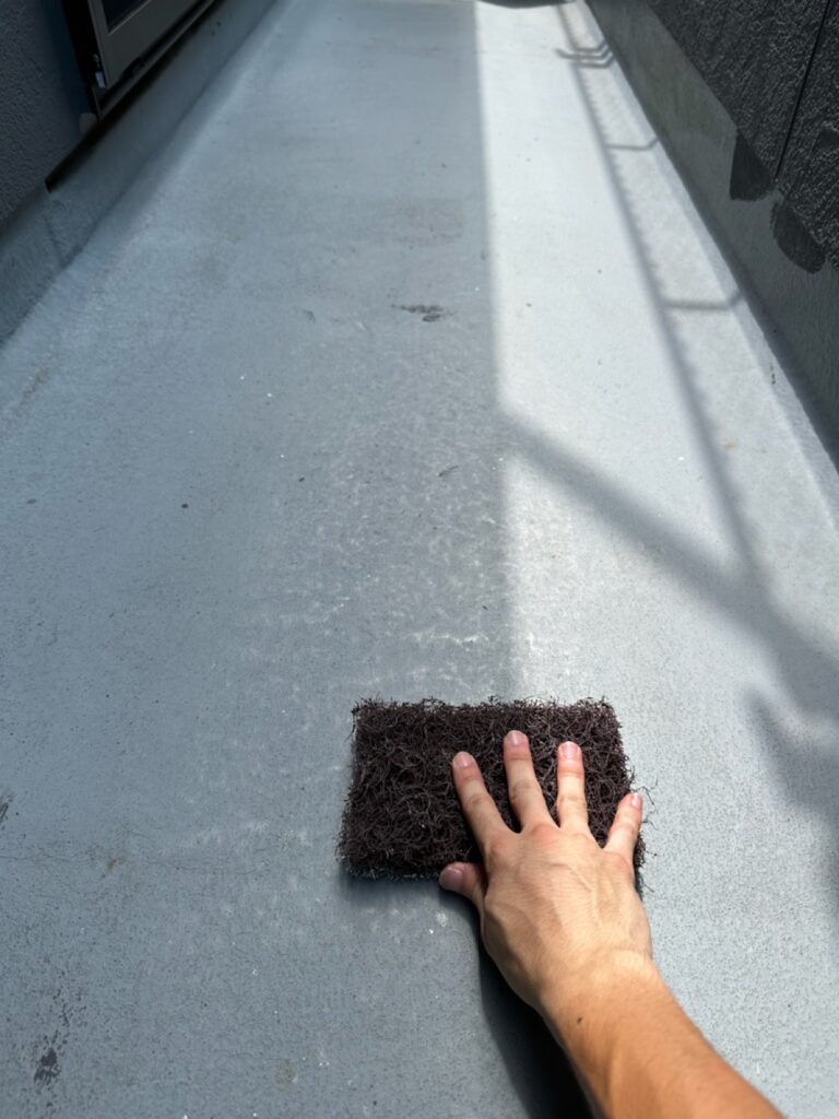 ベランダ床目粗し<br />
（下地調整）