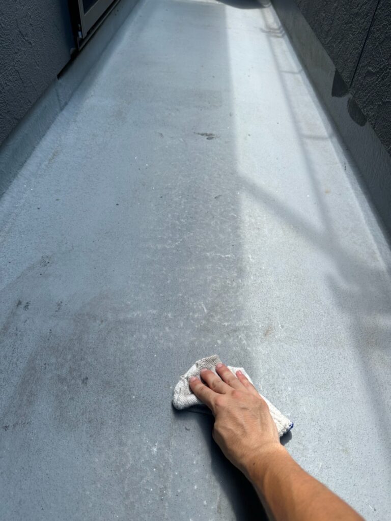 ベランダ床アセトン拭き<br />
（油分を取るためにアセトン拭きを行いました。）