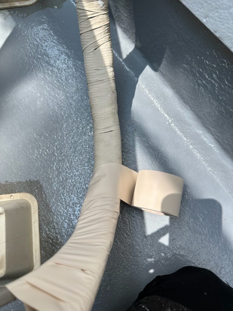 エアコンホース巻き<br />
（弊社はサービスでボロボロのエアコンホースの巻き直しを行っております。）