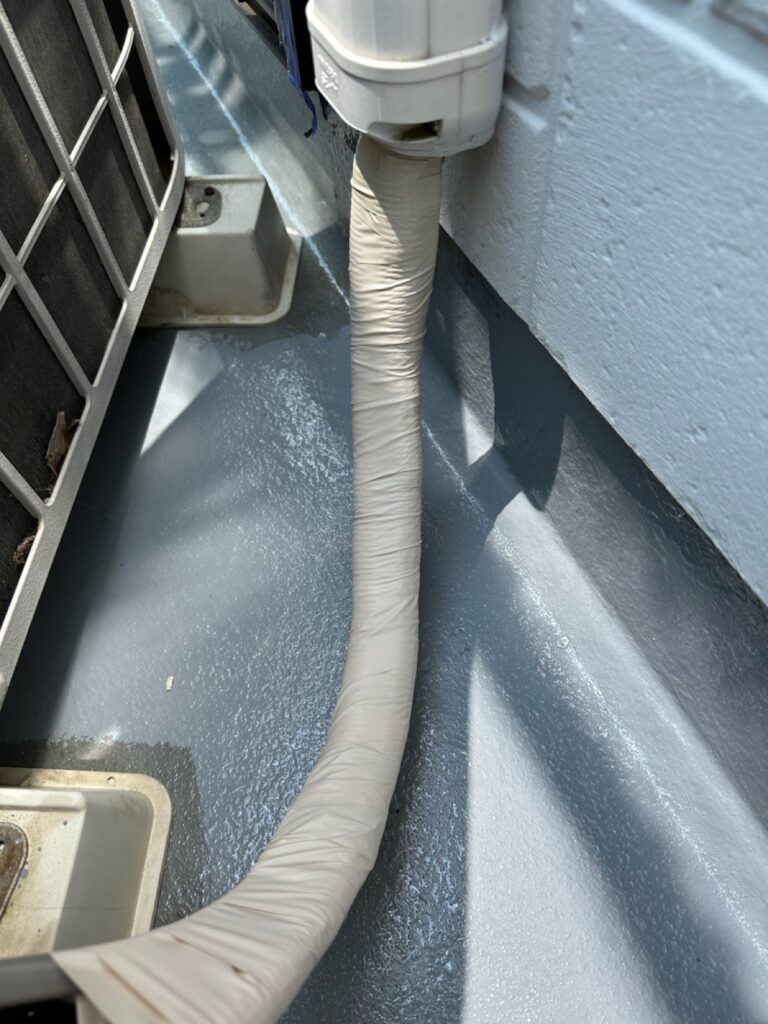 エアコンホース巻き<br />
（弊社はサービスでボロボロのエアコンホースの巻き直しを行っております。）