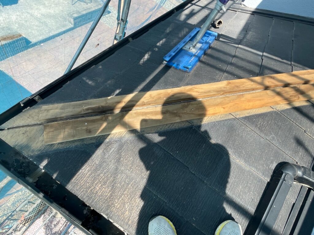 既存の棟板金撤去<br />
（下地の木が水分を含み劣化していました。）