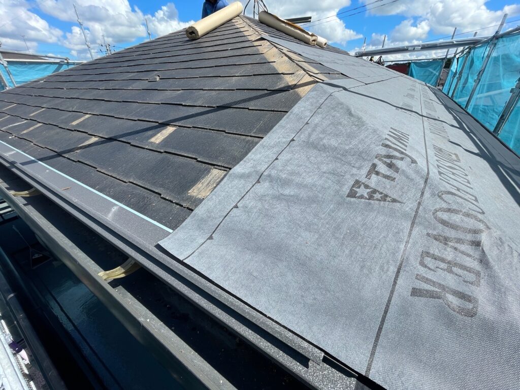 防水シート取り付け<br />
（ビスを使用しない、粘着タイプを使用しました。）※防水シートは雨漏れを防ぐための重要な役割です。