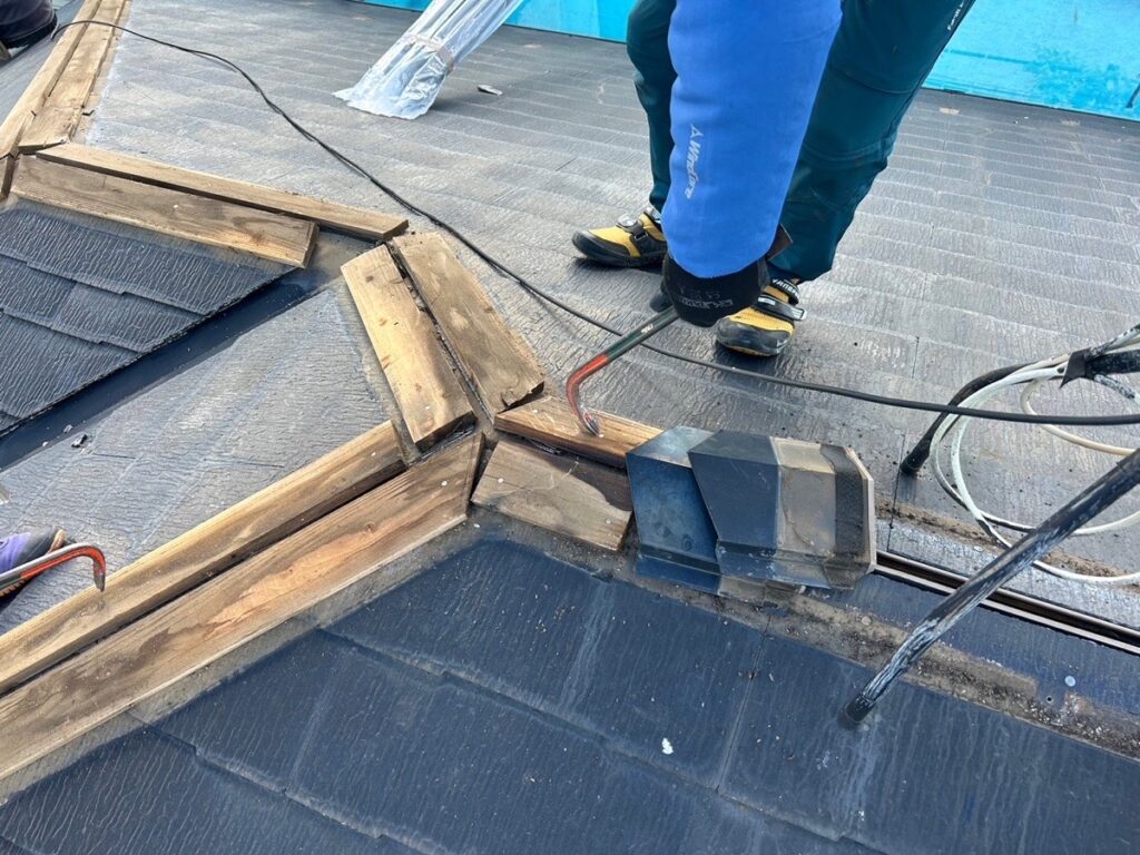 既存の棟板金撤去<br />
（下地の木が水分を含み劣化していました。）
