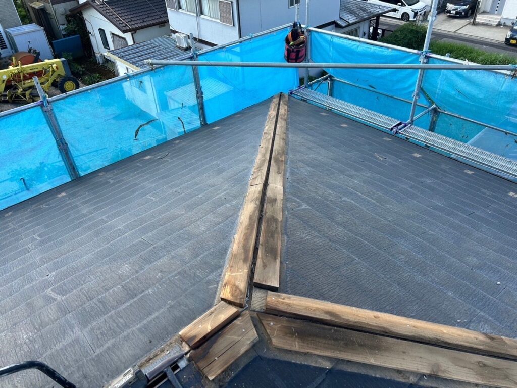 既存の棟板金撤去<br />
（下地の木が水分を含み劣化していました。）