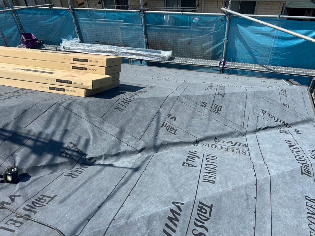 防水シート取り付け<br />
（ビスを使用しない、粘着タイプを使用しました。）※防水シートは雨漏れを防ぐための重要な役割です。