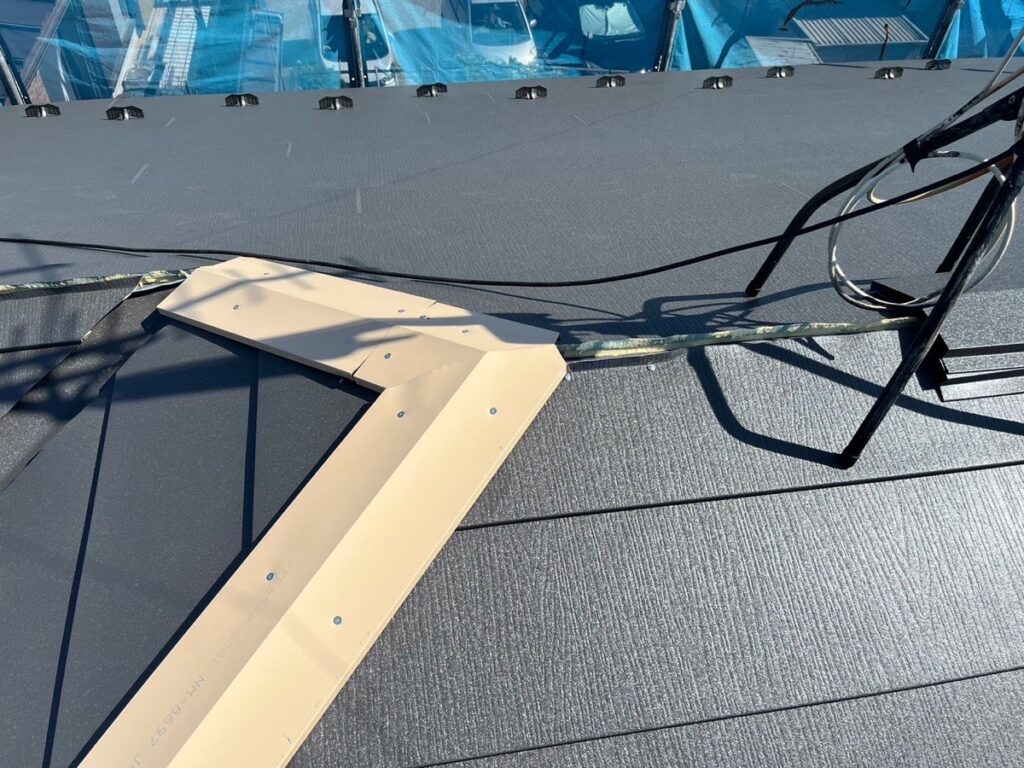 棟板金下地取り付け<br />
（今回は金属下地を使用しました。）<br />
※一般的にある、木や樹脂の下地よりも耐久性に優れています。