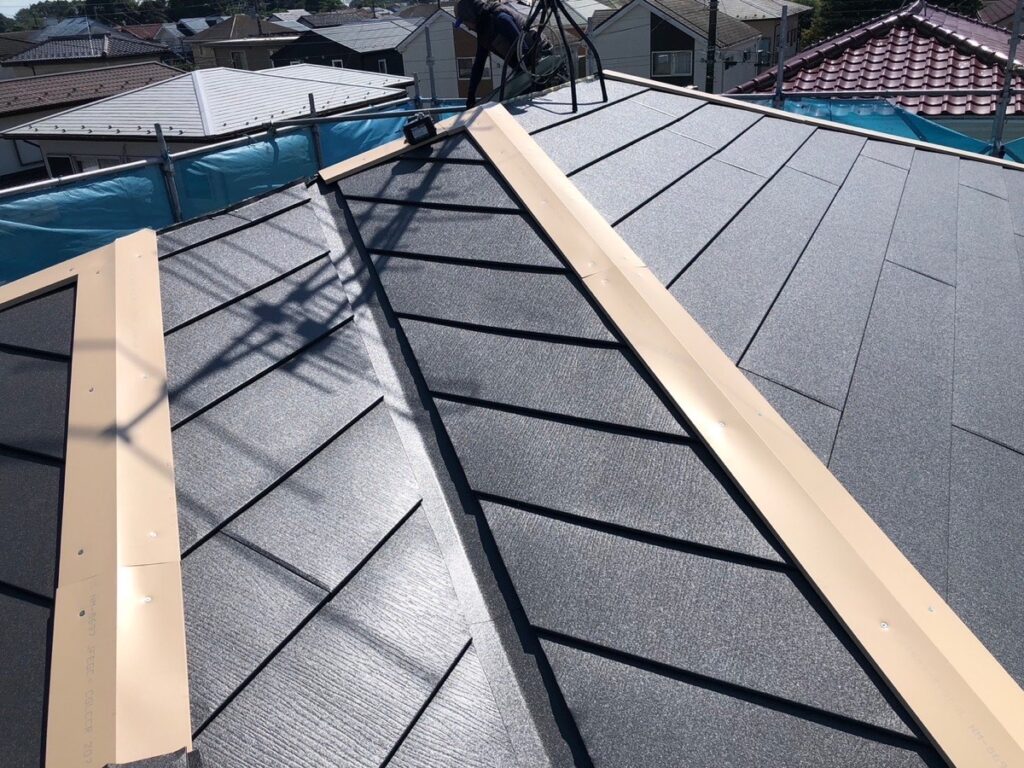 棟板金下地取り付け<br />
（今回は金属下地を使用しました。）<br />
※一般的にある、木や樹脂の下地よりも耐久性に優れています。