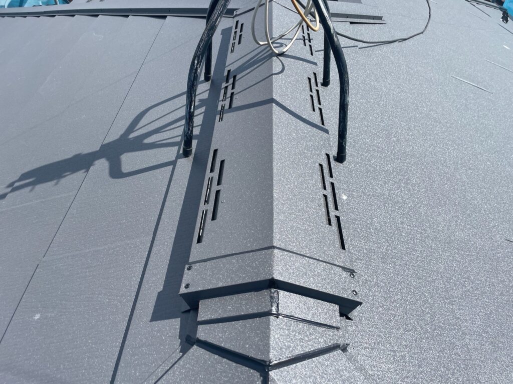 換気棟取り付け<br />
（既存で換気棟取り付けがついていた為、今回も換気棟を取り付けました。）