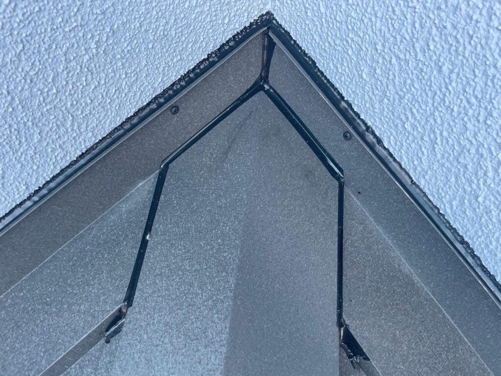 雨押さえ取り付け・上場コーキング処理<br />
（外壁と屋根の取り合いです。）