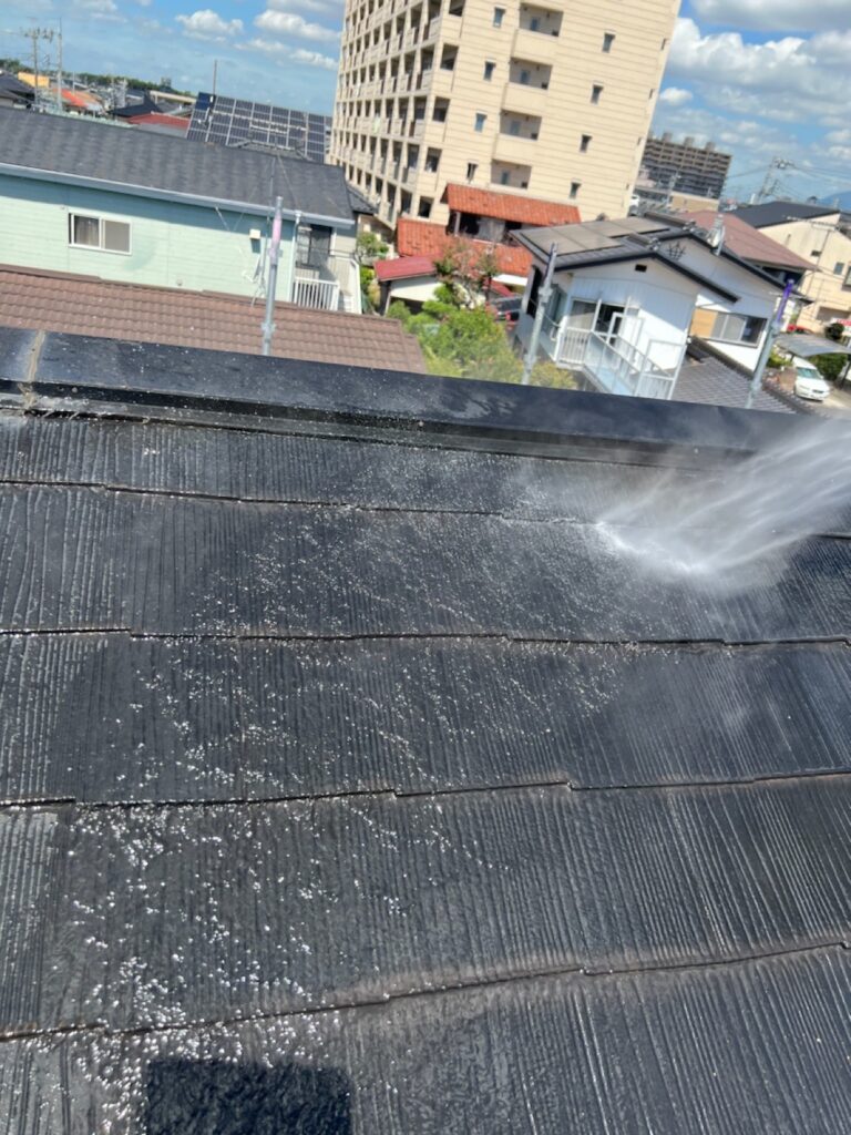 屋根洗浄<br />
（カバー工法の為、洗浄をする必要はないですが、既存のコケやカビがある状態でカバー工法は嫌なので洗浄を行いました。）
