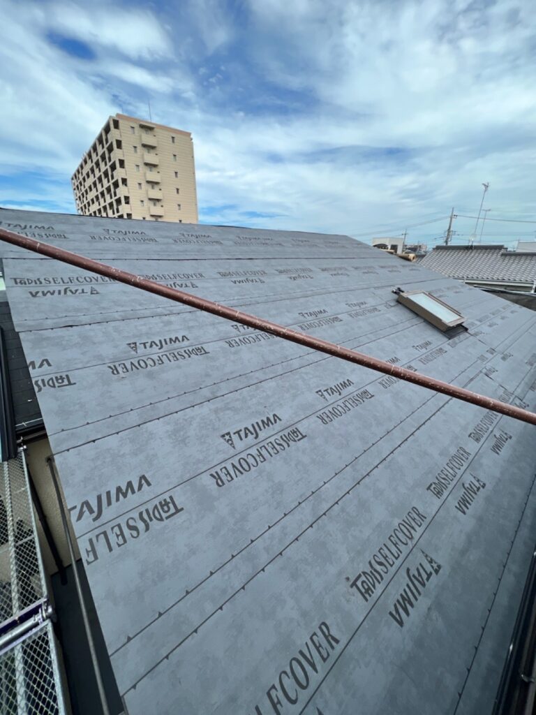 防水シート取り付け<br />
（ビスを使用しない、粘着タイプを使用しました。）<br />
※防水シートは雨漏れを防ぐための重要な役割です。