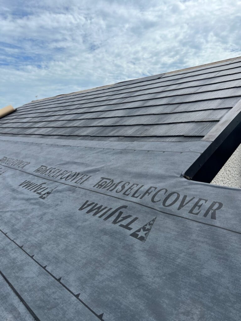 防水シート取り付け<br />
（ビスを使用しない、粘着タイプを使用しました。）<br />
※防水シートは雨漏れを防ぐための重要な役割です。